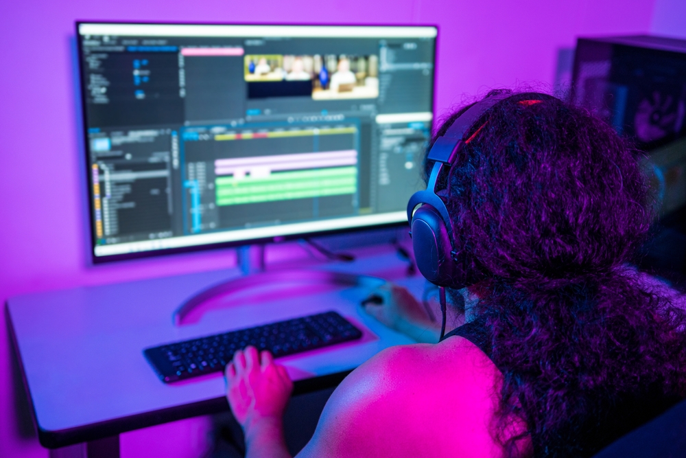 Person,using,a,computer,to,create,content,from,home.,video
